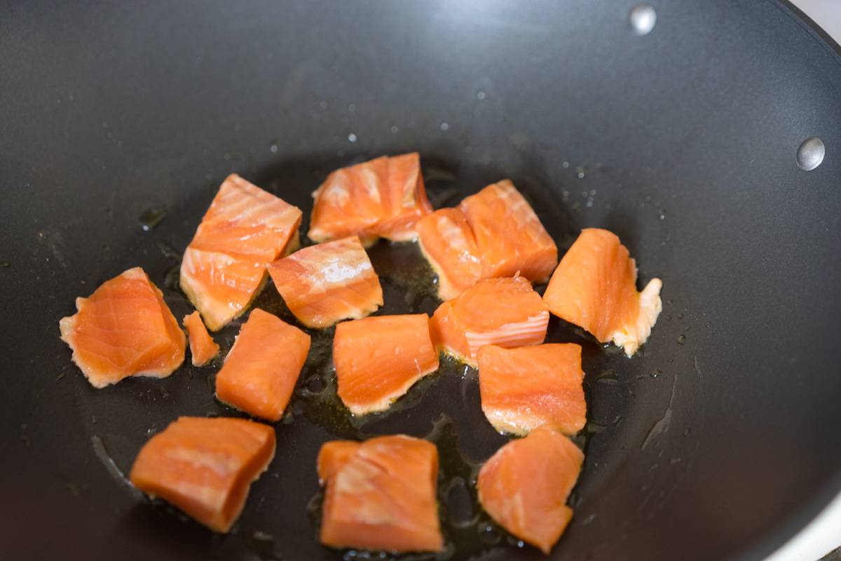Как приготовить красную рыбу, лосось, сёмга, в томатном соусе с пивом, пошаговый рецепт с фото, блог andychef.ru