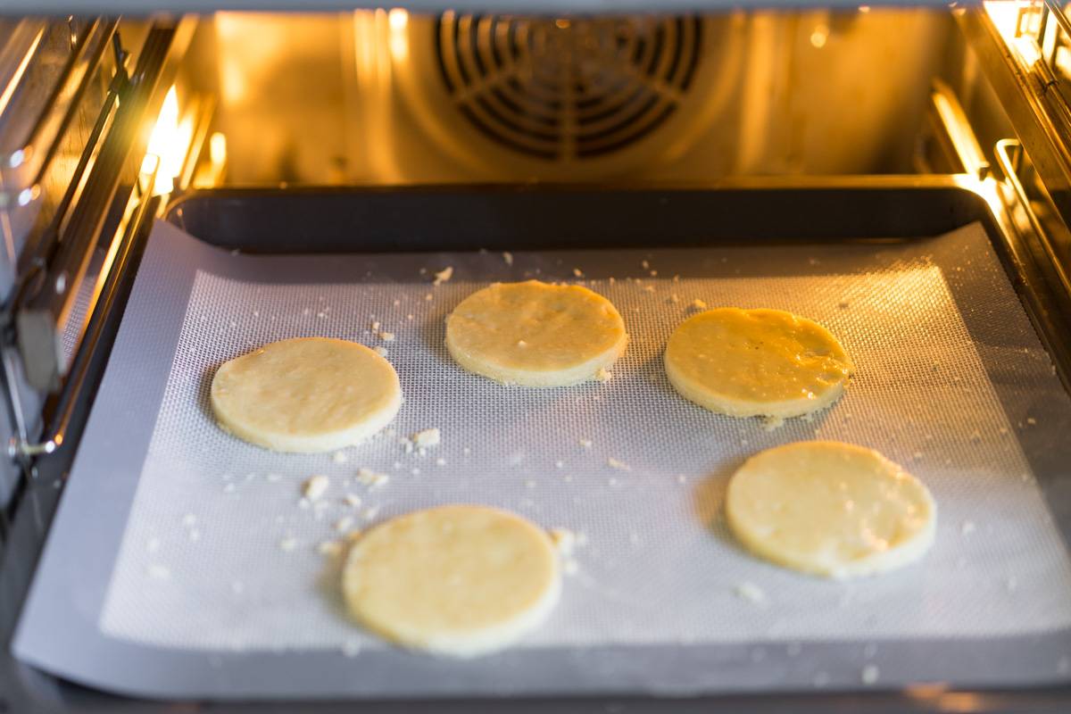 Рассыпчатое песочное печенье с клубникой и кремом, пошаговый рецепт с фото, блог andychef.ru