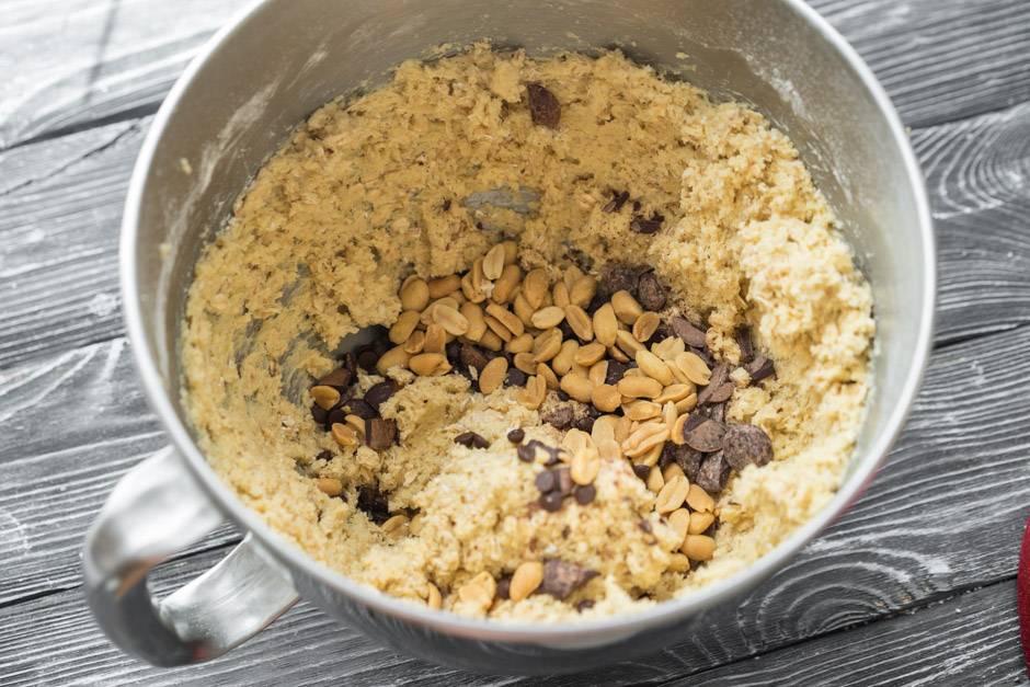 приготовление овсяного печенья с орехами и шоколадом