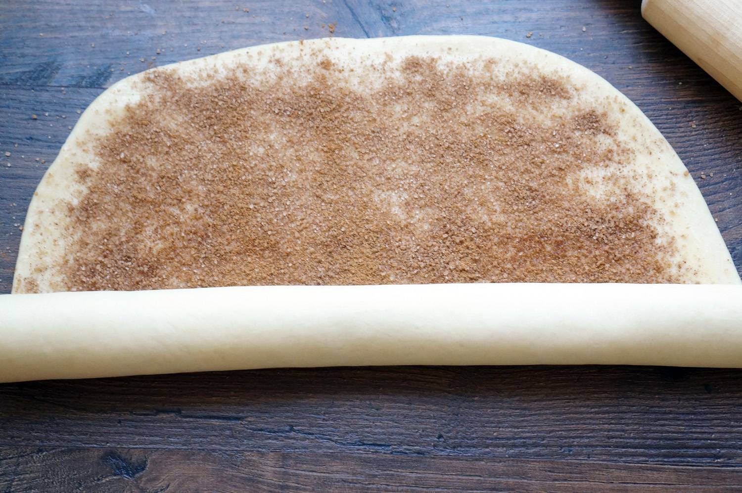 Как приготовить синнабоны — нежные булочки с корицей и сливочным кремом