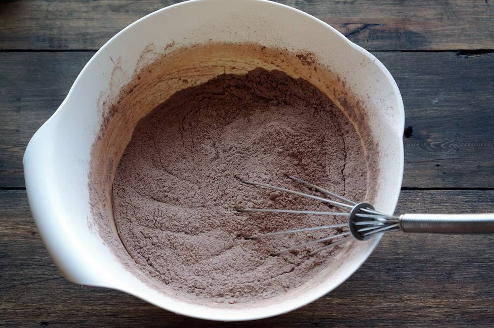 На раз два три от энди. Процесс приготовления тортов шоколадные. Жареное тесто с какао. Обжаренное тесто с пудрой и шоколадом. Человек добавляет в тесто какао.