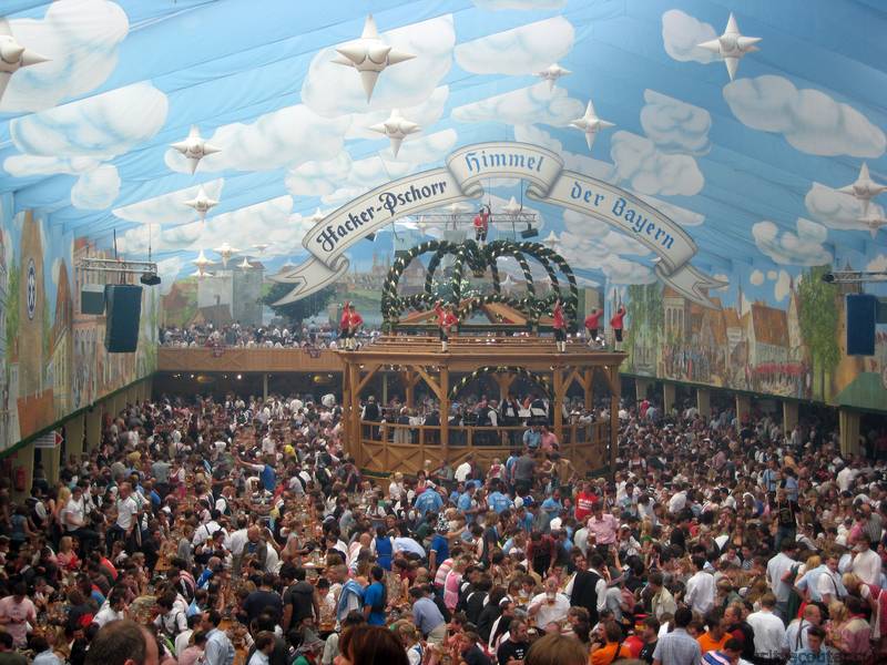 04 hacker-pschorr-tent-at-the-oktoberfest