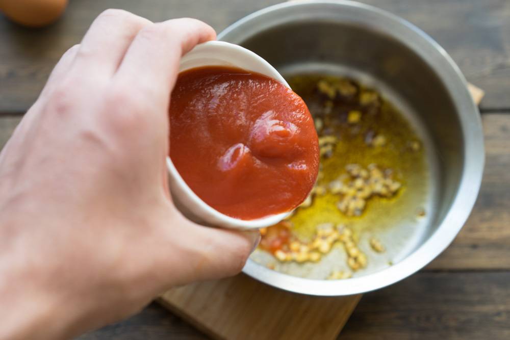 Мякоть помидоров рецепт. Соус для тефтелей из томатной пасты. Соус для тефтелей на сковороде из томатной пасты. Карамелизация мяса. Соус для тефтелей с водой.