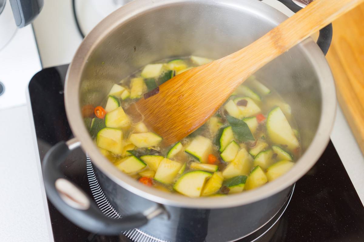 Как приготовить овощи в кастрюле. Отваривание овощей. Варка овощей. Овощной суп в кастрюле. Вареные овощи в кастрюле.
