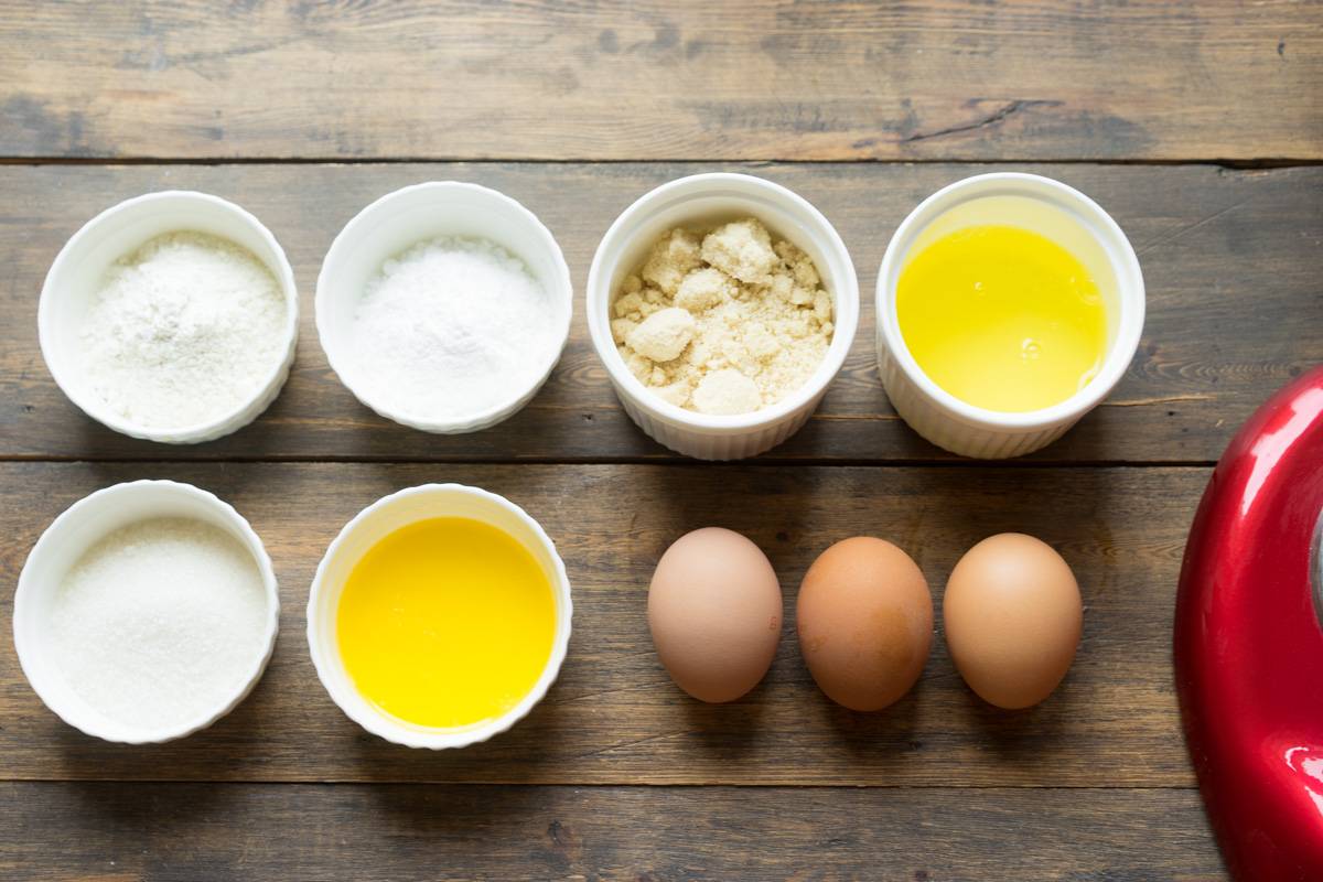 Торт слоями из яиц. В крем добавить три яйца фото. Ингредиенты яйца с маслом