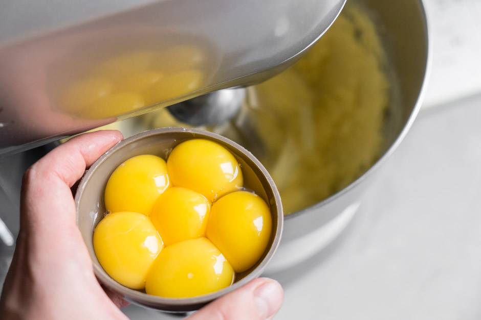 Яйца на Пасху желток. Желтки с цедрой. Глазурь яйца желток. Яичный желток фото. Глазурь из яиц
