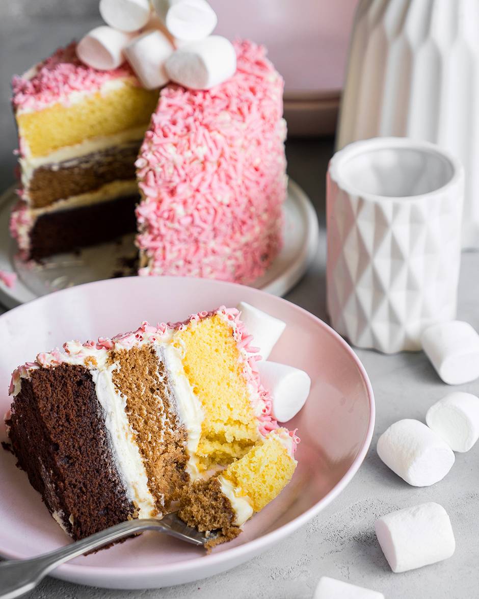 Розовый бисквитный торт «Три шоколада» | Andy Chef (Энди Шеф) — блог о еде  и путешествиях, пошаговые рецепты, интернет-магазин для кондитеров |