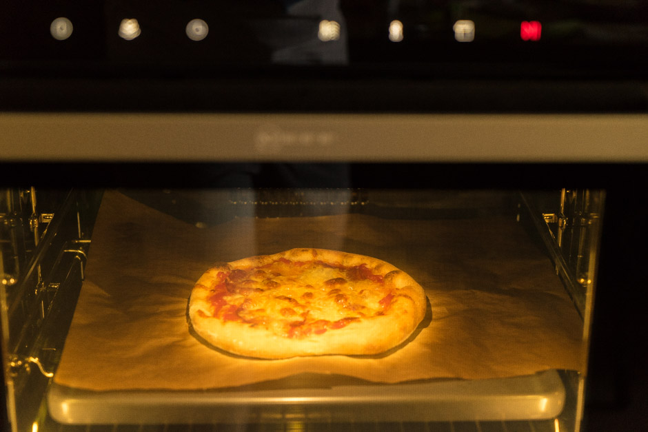 Пицца из бездрожжевого слоёного теста с колбасой и сыром в духовке: простой рецепт - Лайфхакер