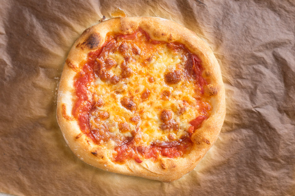 Вкусная и простая пицца с колбасой