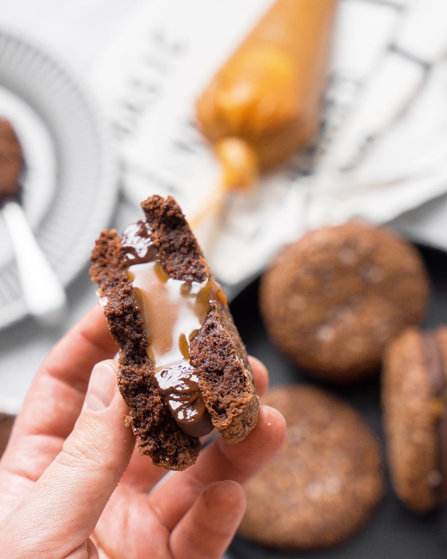 Брукис (brookies) — печенья брауни с начинкой и карамелью | Andy Chef (Энди  Шеф) — блог о еде и путешествиях, пошаговые рецепты, интернет-магазин для  кондитеров |