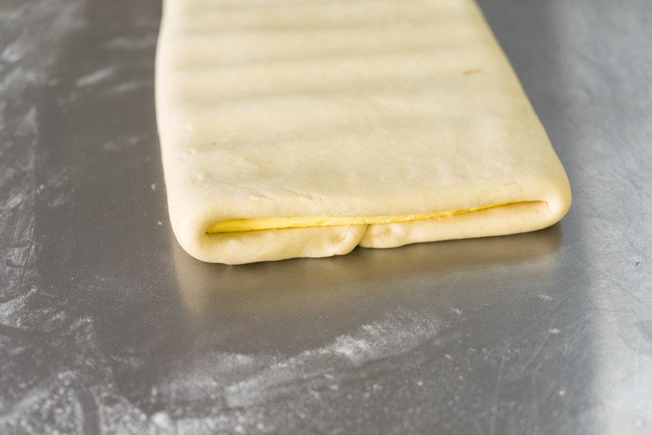 Использовать замороженное тесто. Тесто замороженное. Тесто замороженное слоеное фото.