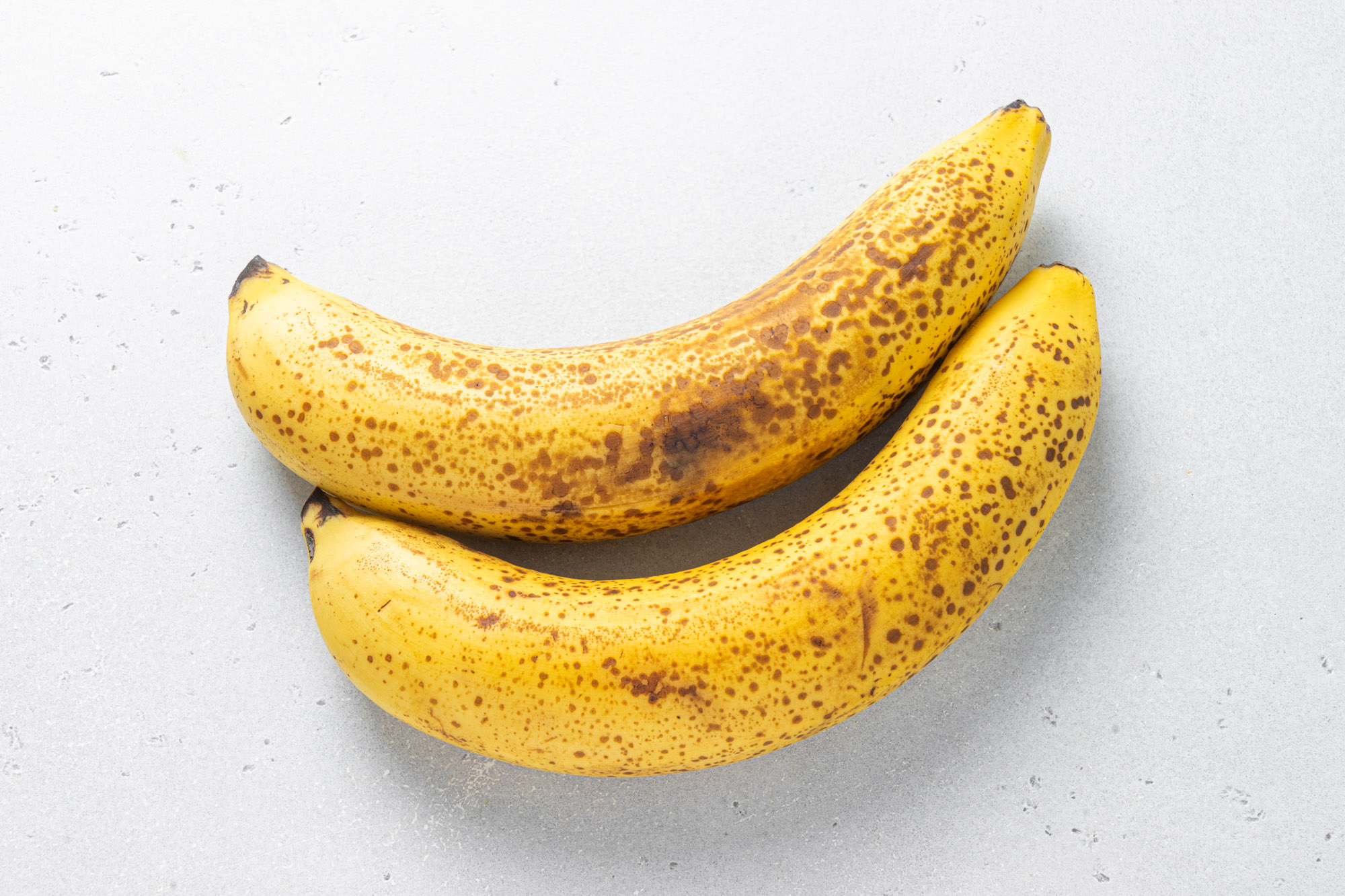Срез банана. Банан полностью жёлый. Бананчик печенное красный.