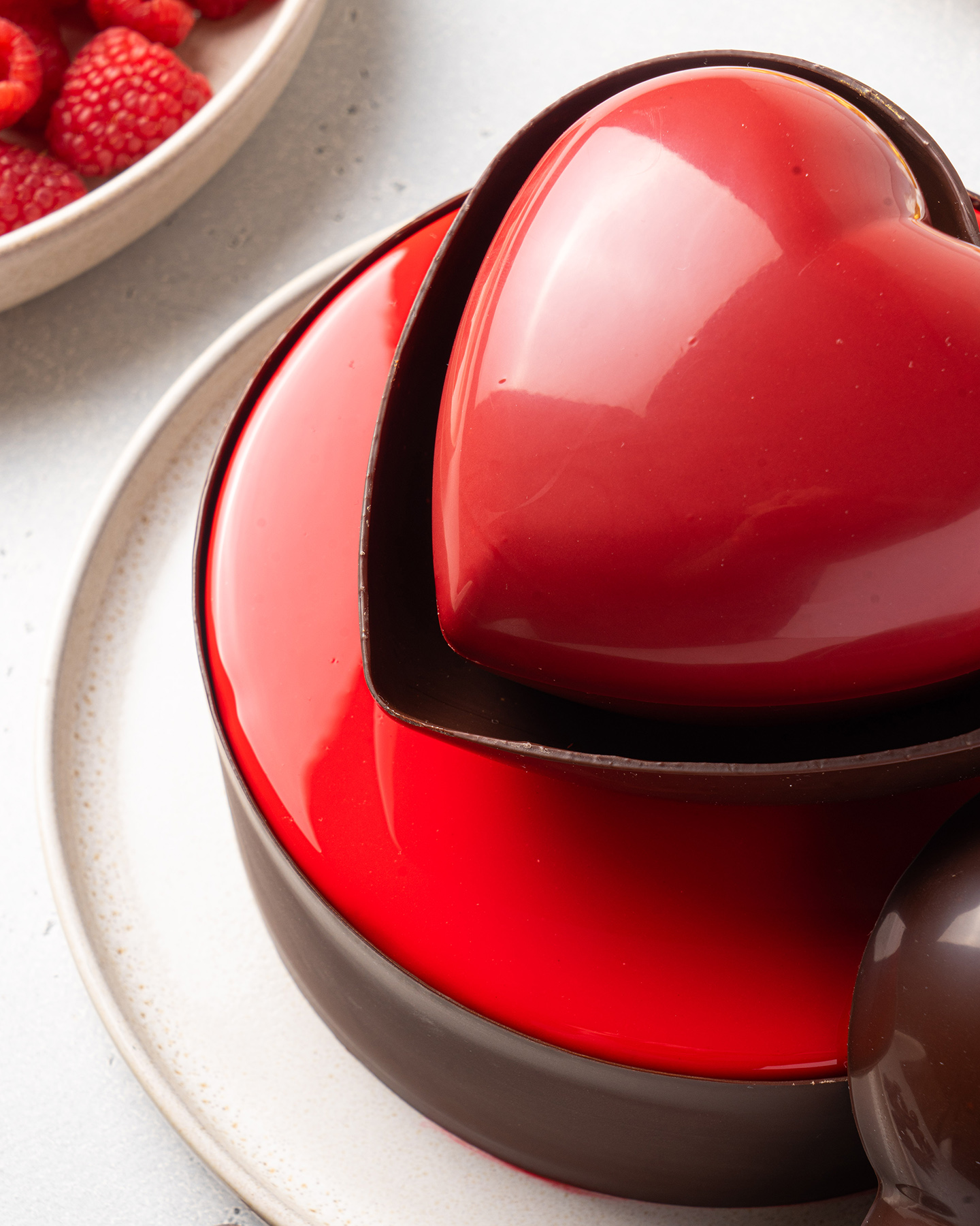 Ягодный торт-семифредо с теплым шоколадным соусом