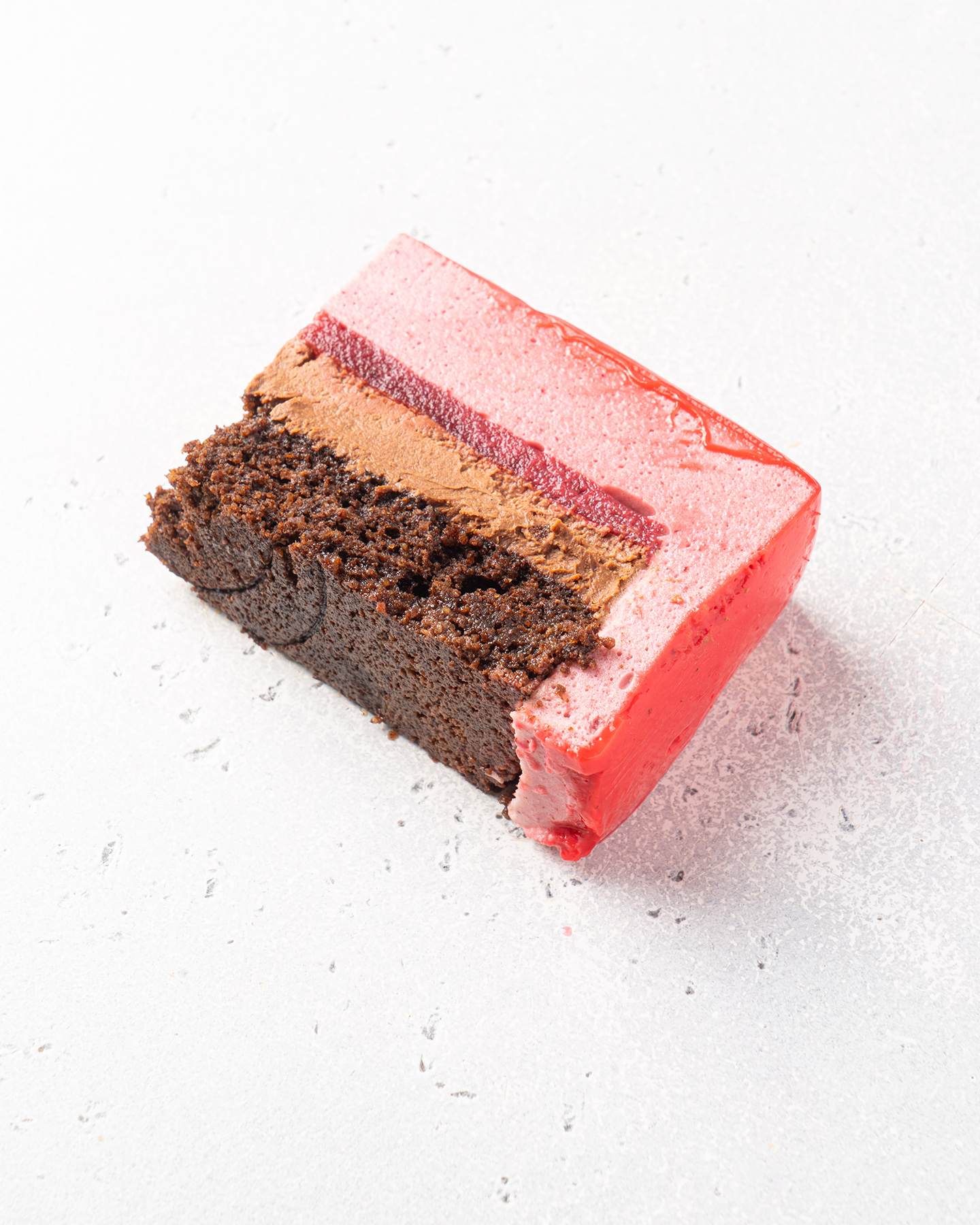 Ягодный торт-семифредо с теплым шоколадным соусом